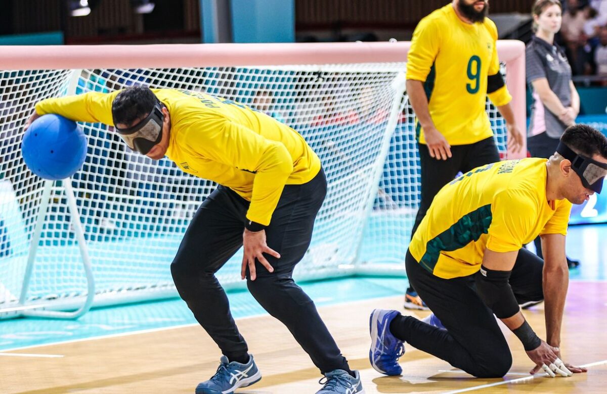 Atual campeão, goalball do Brasil supera França na estreia em Paris