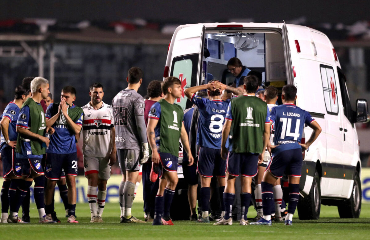 Momento do atendimento à Izquierdo em campo, no Morumbis