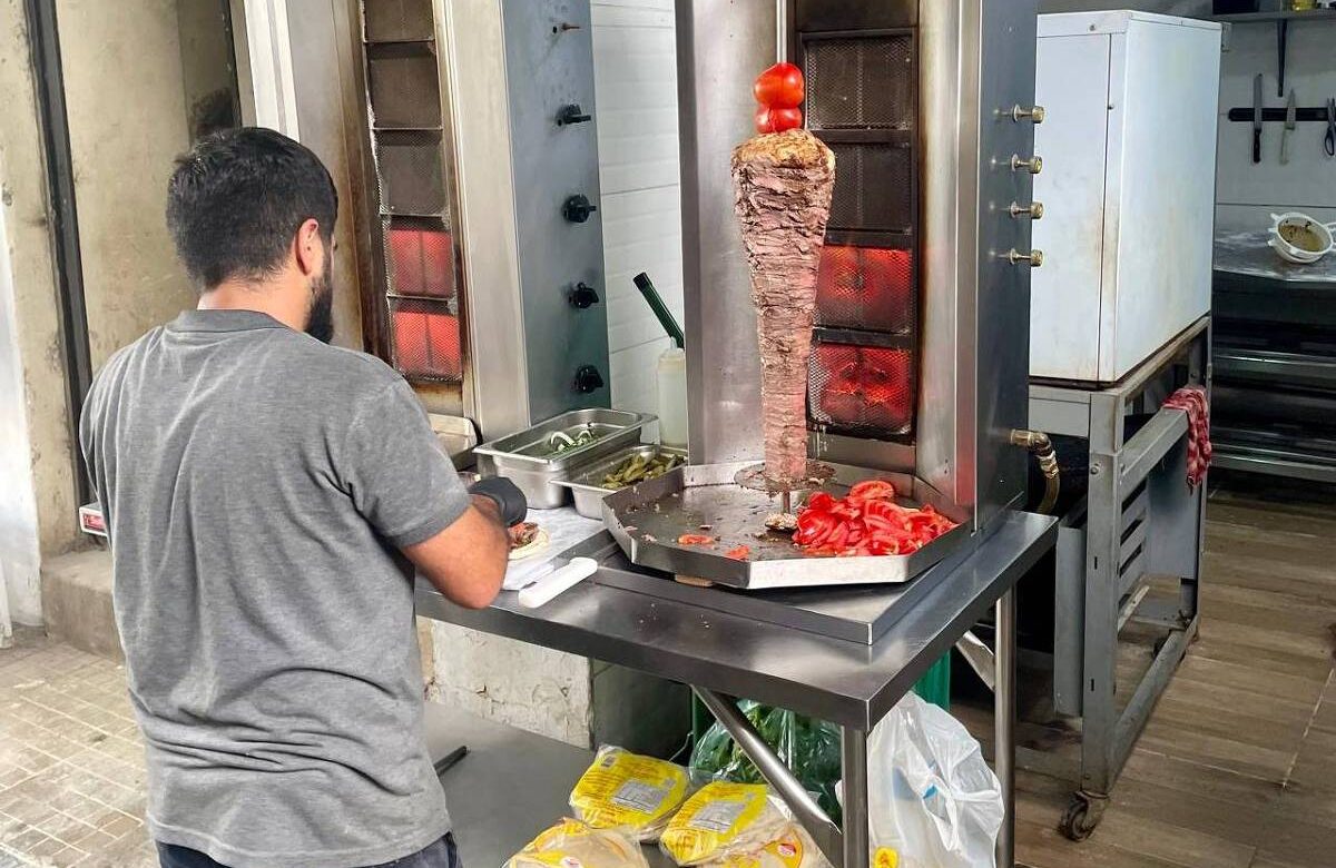 Shawarma no mercado municipal Kinjo Yamato, centro de São Paulo