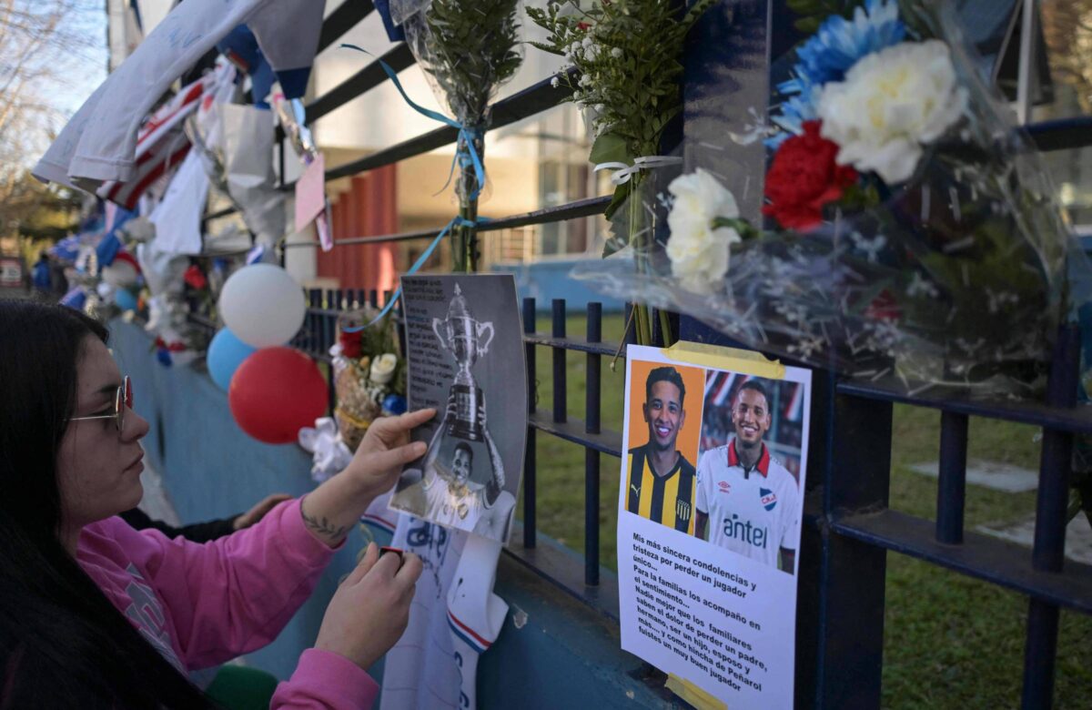 Torcedores homenageiam Izquierdo na porta da sede do Nacional, em Montevidéu