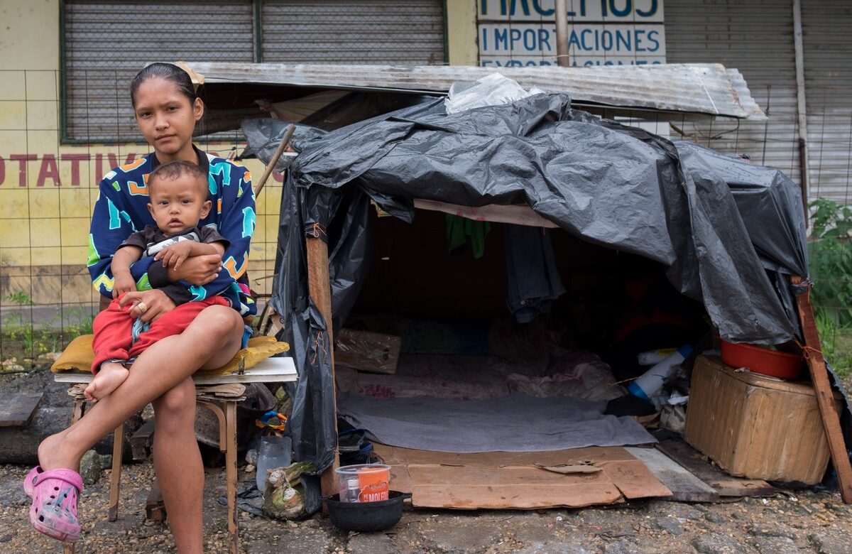 Sem dinheiro, venezuelanos acampam às margens de rodovia na fronteira do Brasil: 'aqui pelo menos temos comida'