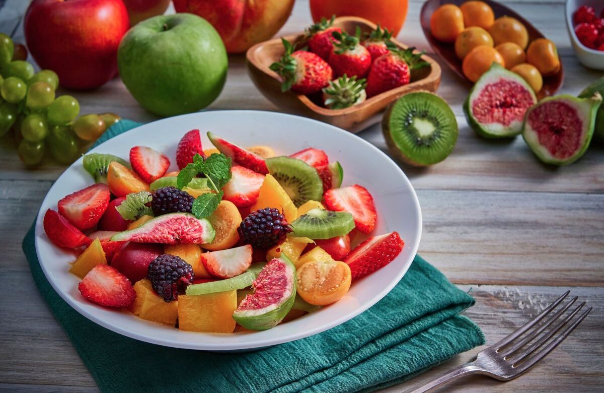 prato com várias frutas, como kiwi e morango