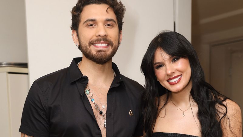 Ana Castela posa com Gustavo Mioto nos bastidores de show