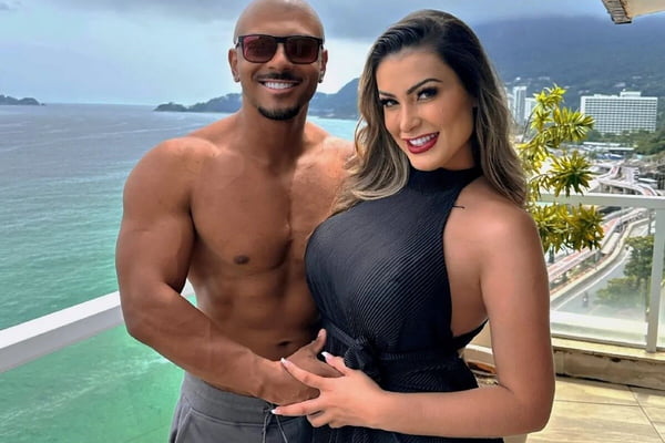 Andressa Urach anuncia fim do namoro com ator pornô