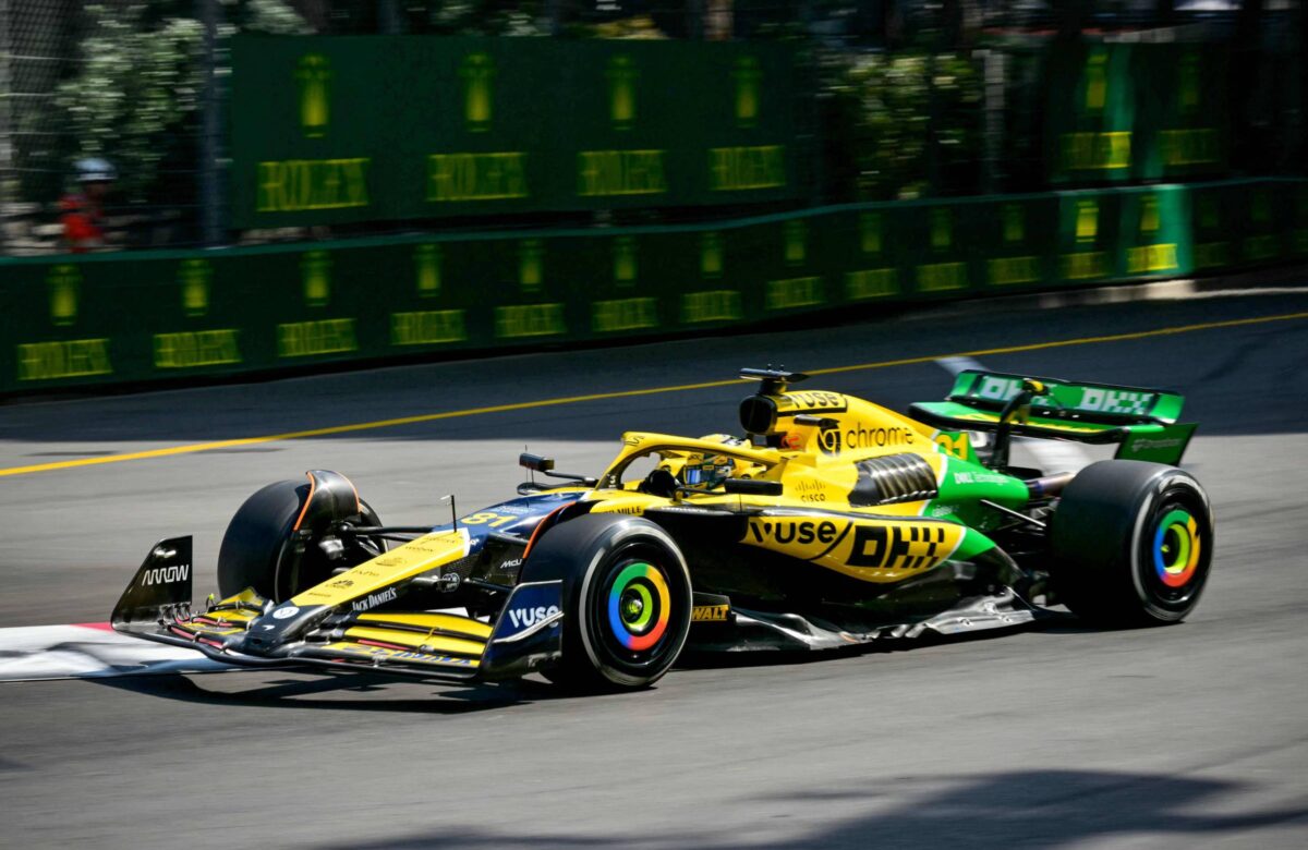 Carro da McLaren com as cores amarelo, verde e azul  em homenagem a Ayton Senna durante o GP do Mônaco