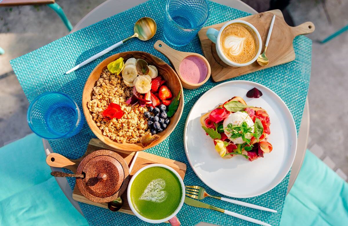 Foto colorida de bowls com cereais, frutas, café e suco verde - Metrópoles