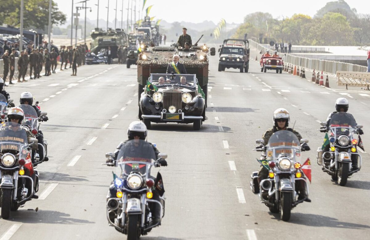 Autoridades prestigiam desfile do 7 de Setembro em Brasília