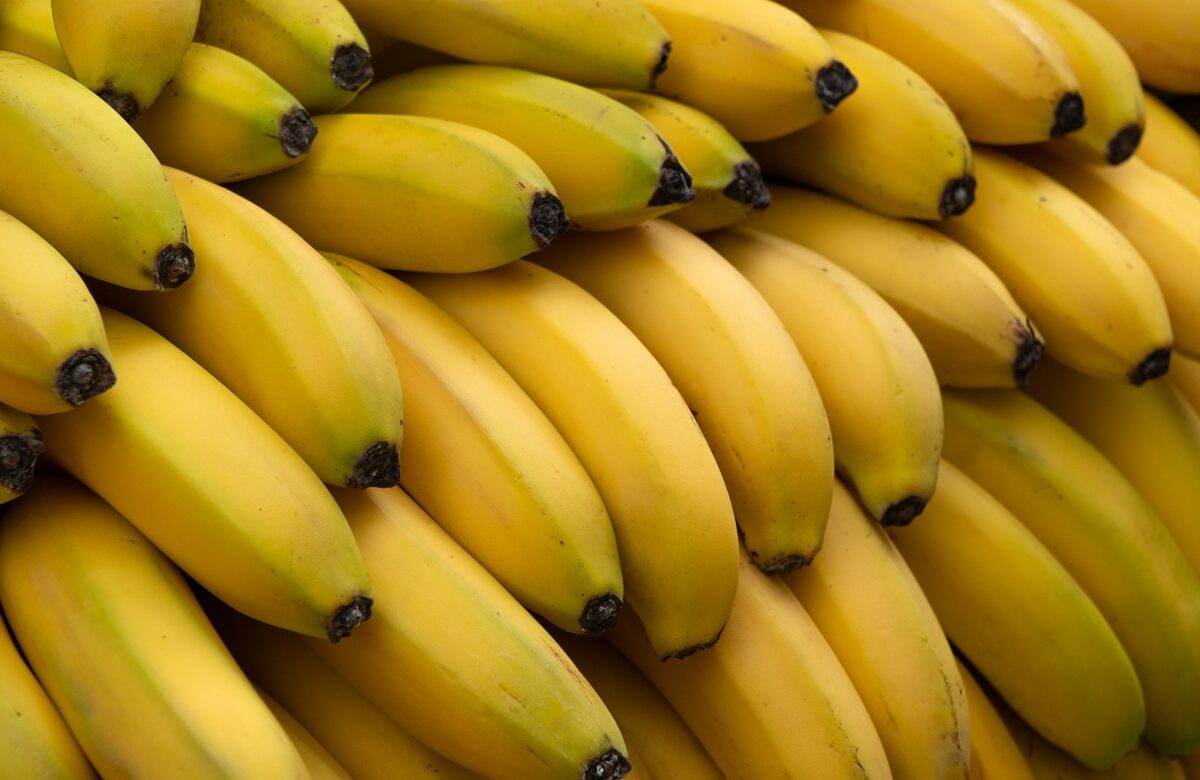 Bananas amarelas maduras no mercado comercial.