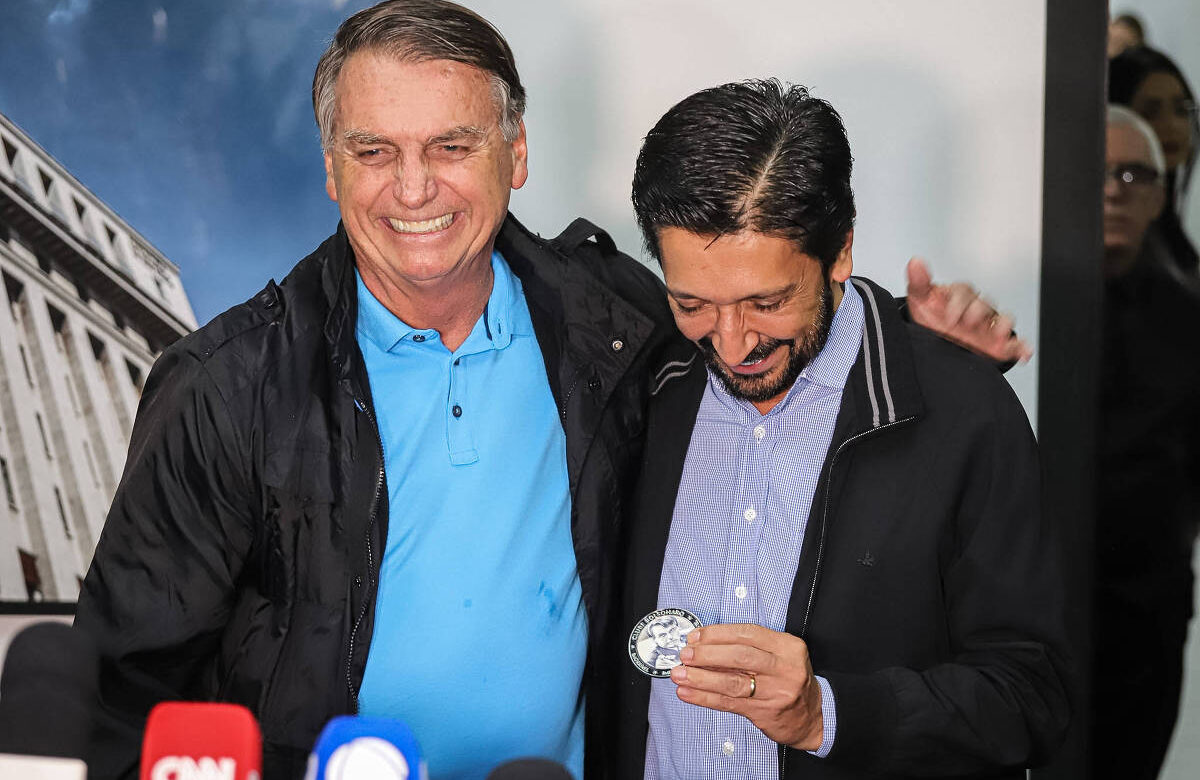 O ex-presidente Jair Bolsonaro (PL) abraça o prefeito da capital, Ricardo Nunes (MDB), após almoço na prefeitura que ajudou a selar a aliança para a eleição de 2024