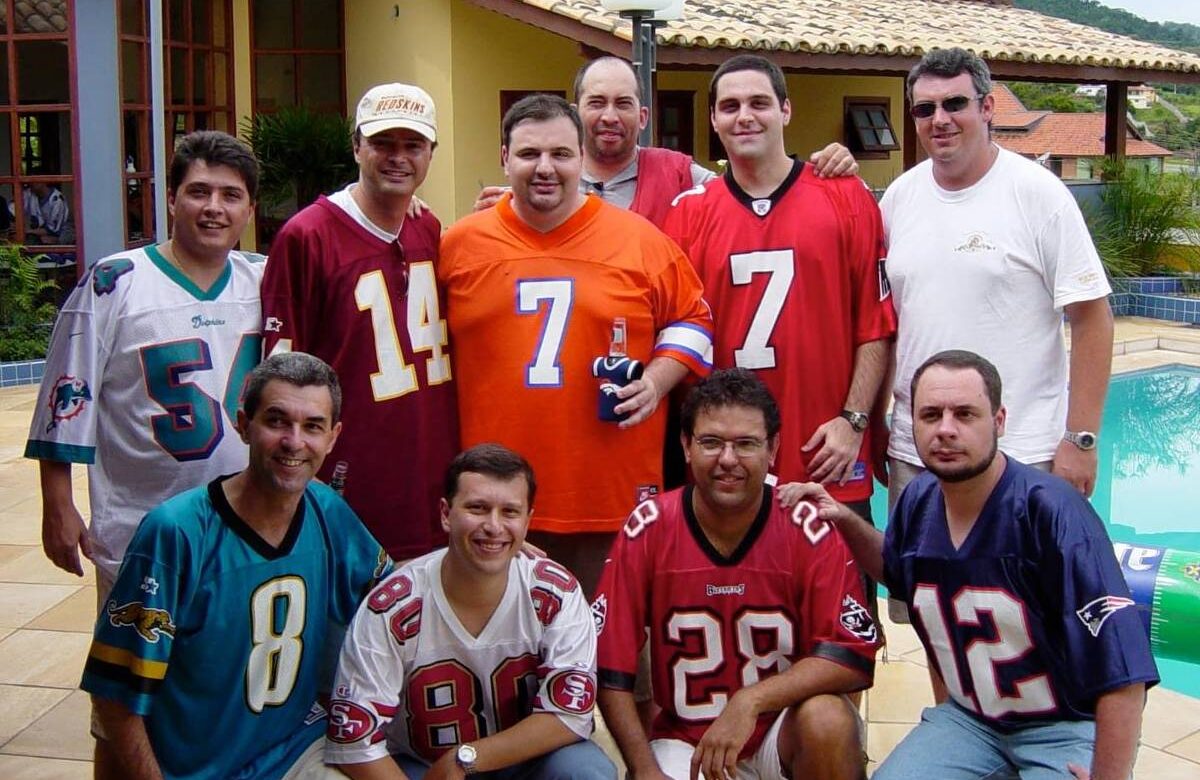 Grupo de fãs reunido em Amparo para acompanhar jogos da NFL