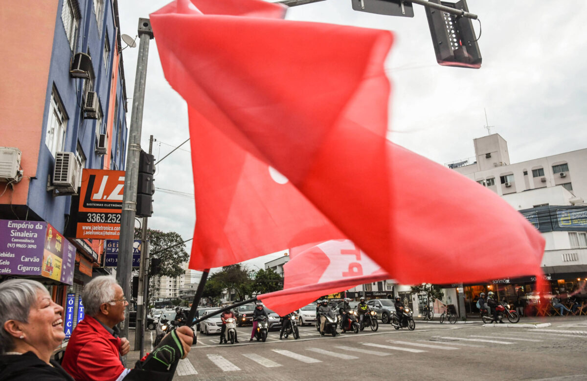 Militantes do PT na região da 3ª Avenida com a Avenida do Estado Dalmo Vieira, em Balneário Camboriú (SC), na tarde de 28 de agosto