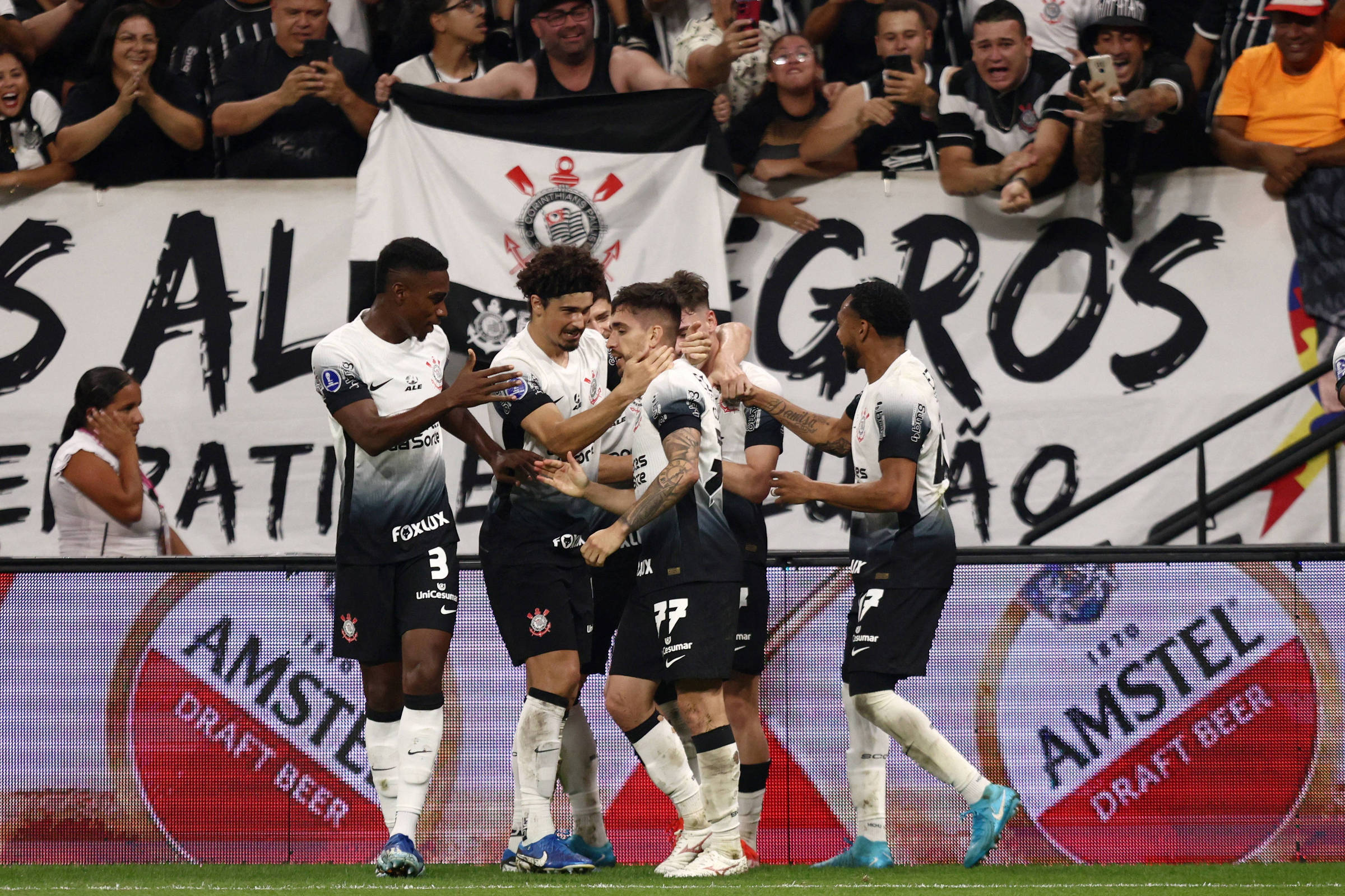 Corinthians vence Fortaleza por 3 a 0 e avança na Sul-Americana – 24/09/2024 – Esporte