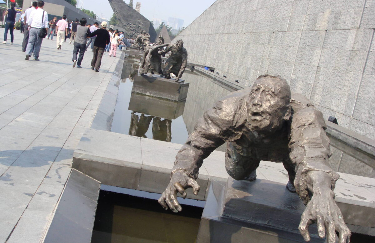 Estátuas do Memorial das Vítimas do Massacres de Nanquim pelos Invasores Japoneses, feito sobre uma vala comum