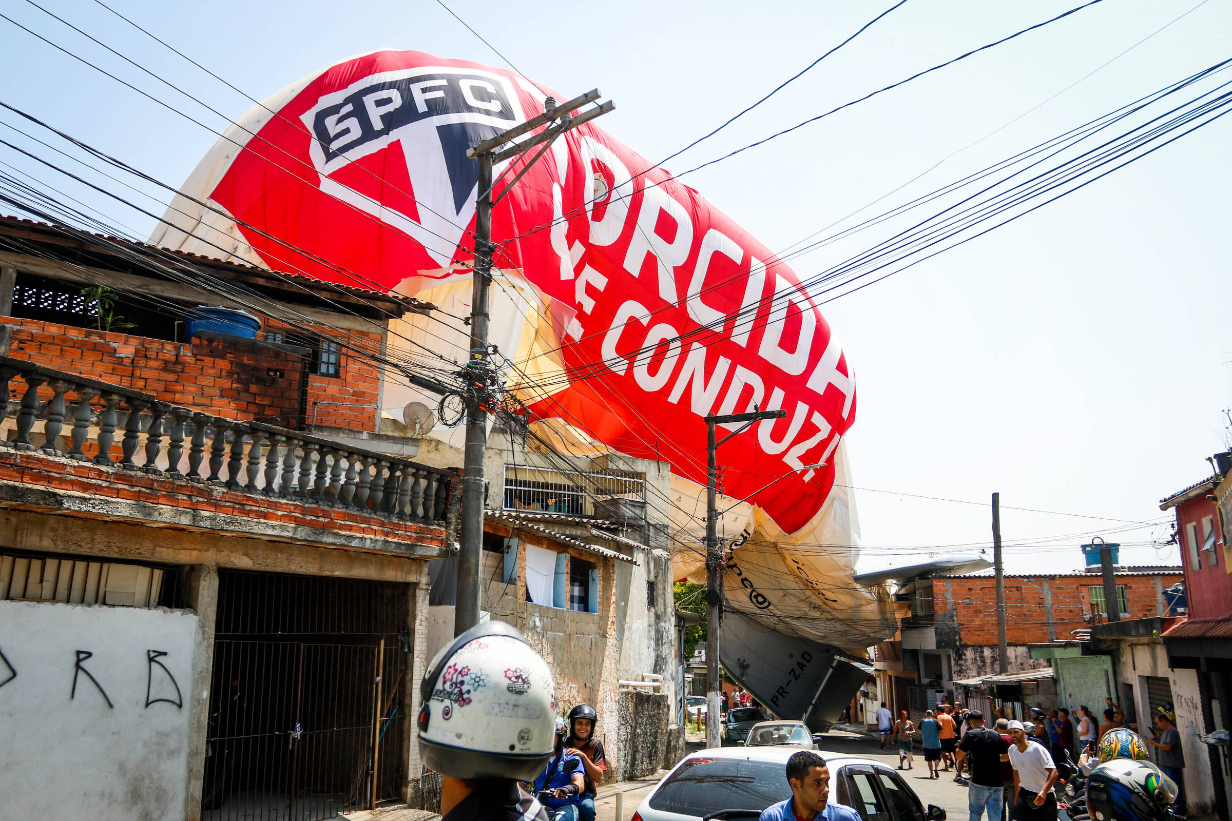 Dirigível com publicidade do São Paulo cai em Osasco – 25/09/2024 – Cotidiano