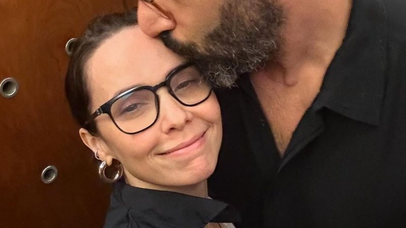 Discreta, Débora Falabella encanta ao dividir foto romântica com o marido