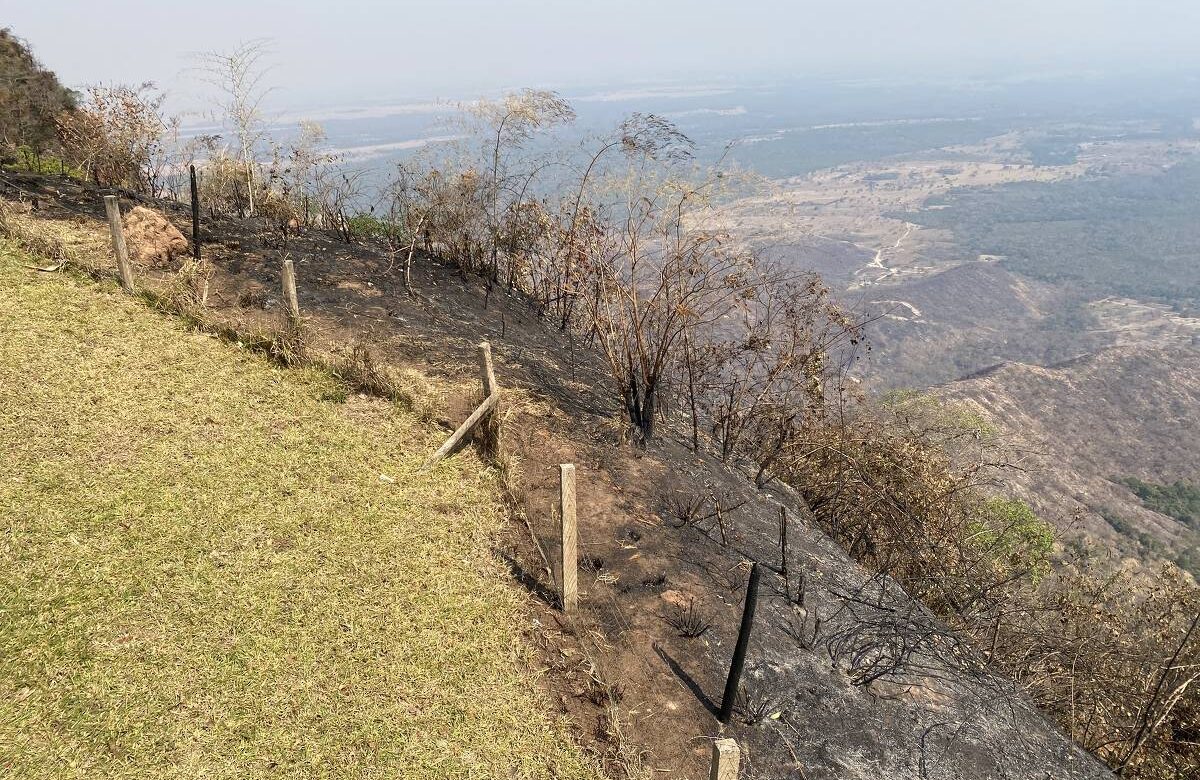 Fogo subiu e chegou até a área alta do Mirante do Morro dos Ventos, na Chapada dos Guimarães