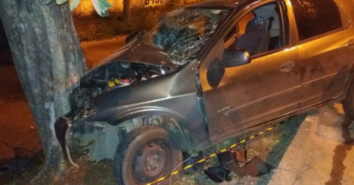 Jovem que morreu após carro bater contra árvore não usava cinto, diz Dict