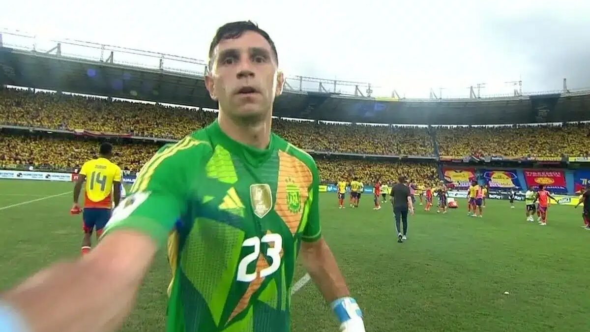 Goleiro da Argentina é suspenso pela Fifa por agressão e gesto obsceno