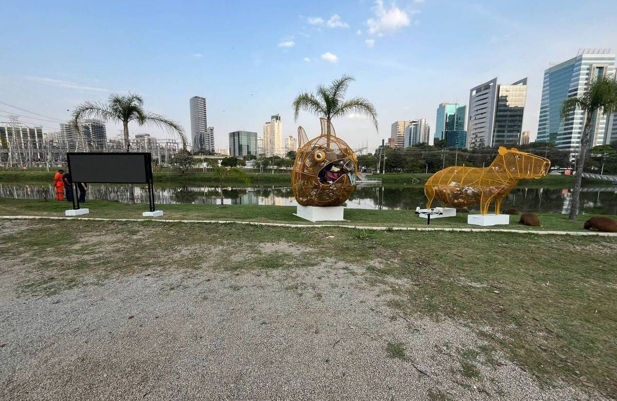 Painel e esculturas montadas no Rio Pinheiros em ação para conscientizar sobre a despoluição do local