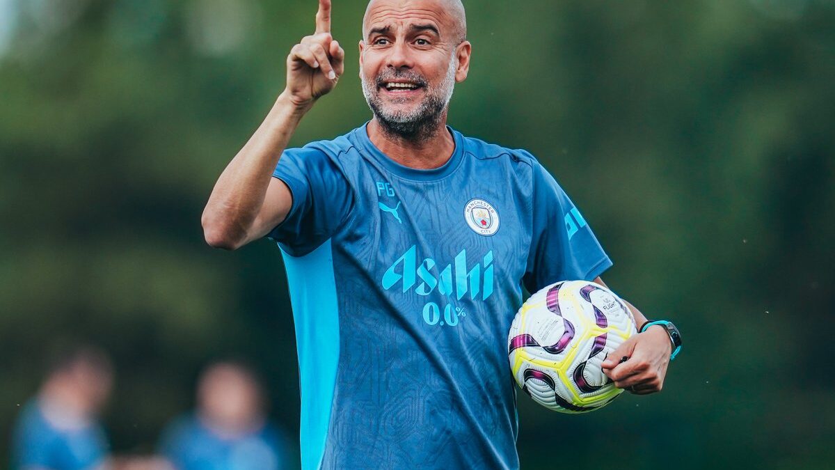 Guardiola explica por que viaja separado dos jogadores e não tem WhatsApp