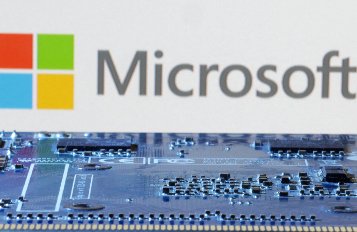 Logo da Microsoft sobre placa de computador, em imagem ilustrativa