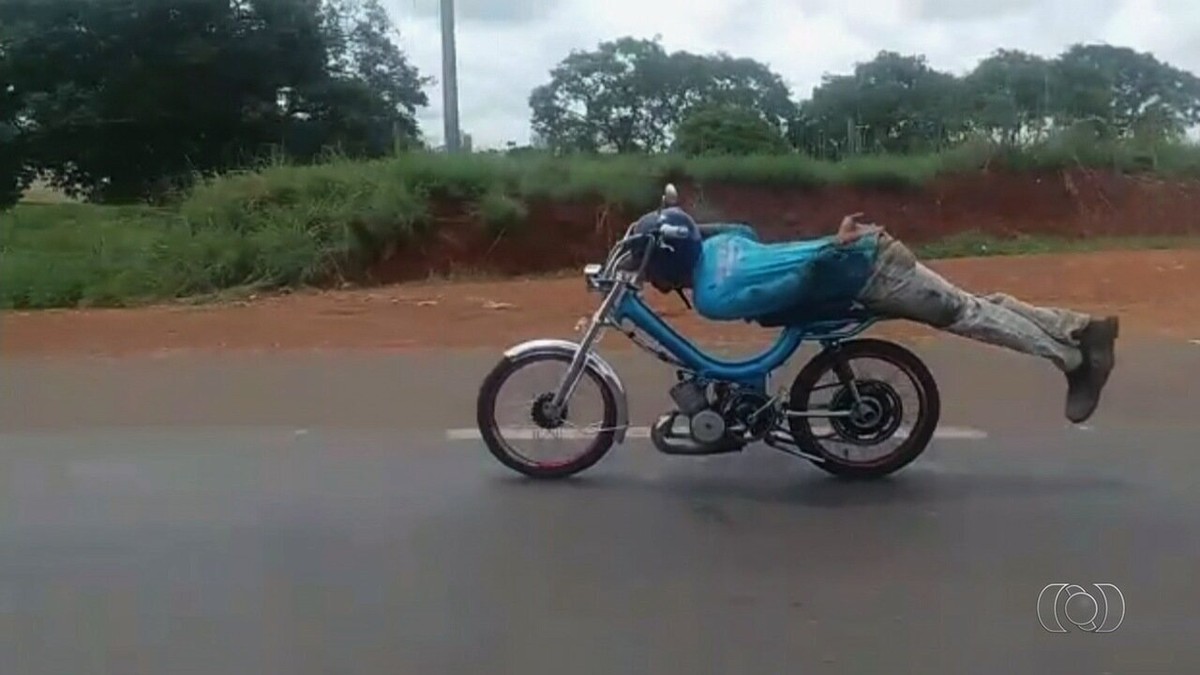 Jovem é detido após fazer manobra 'Superman' em ciclomotor na BR-153, em Anápolis; veja vídeo