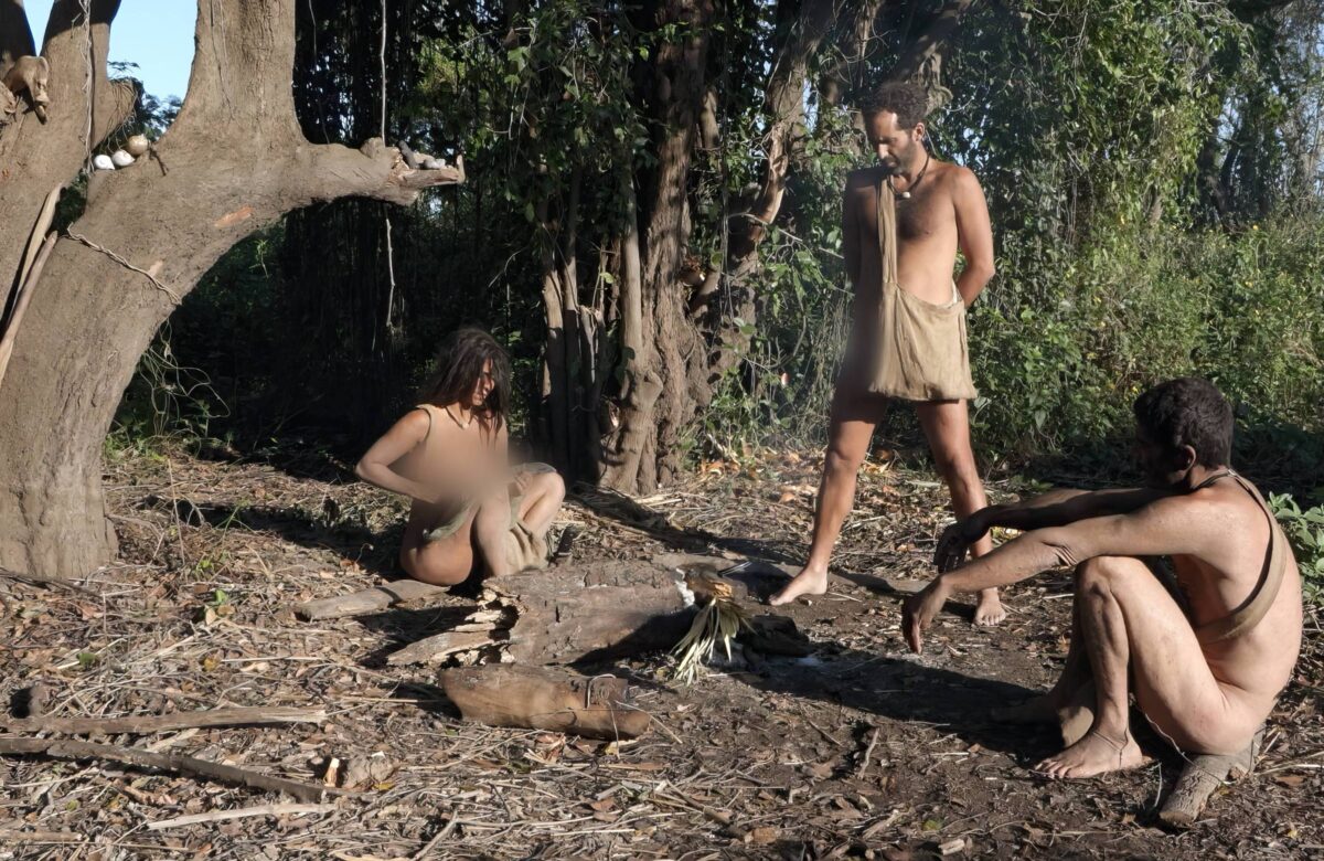 Três pessoas nuas em acampamento improvisado na Colômbia