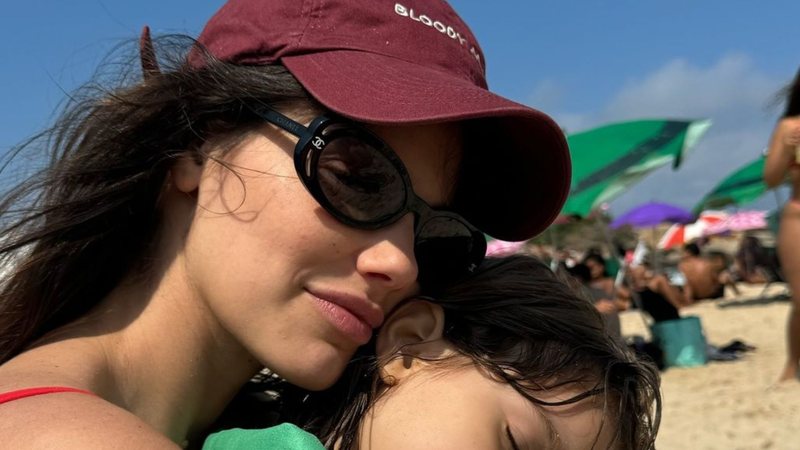 Laura Neiva exibe barrigão de grávida ao curtir o dia na praia com a família