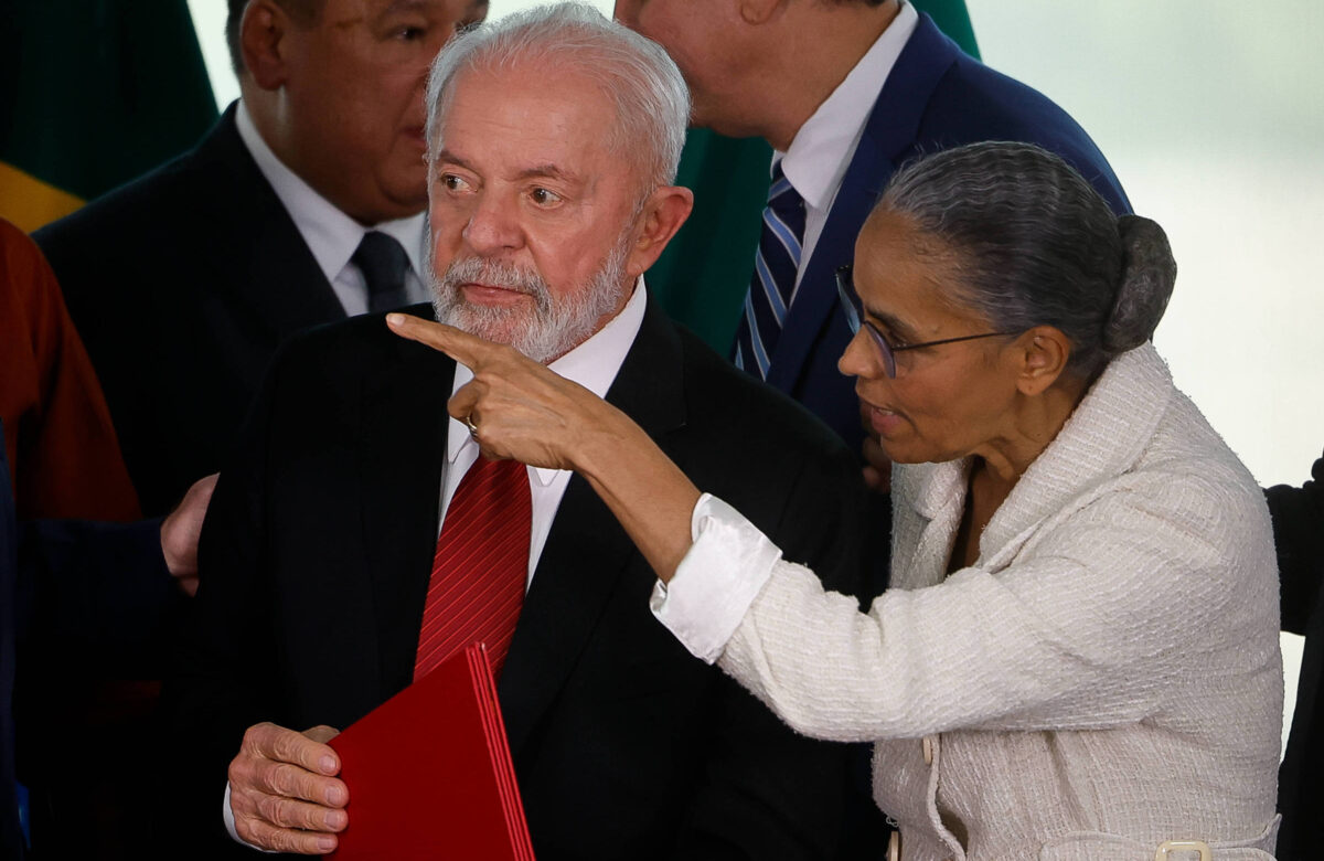 Lula ao lado de Marina, que aponta para o lado