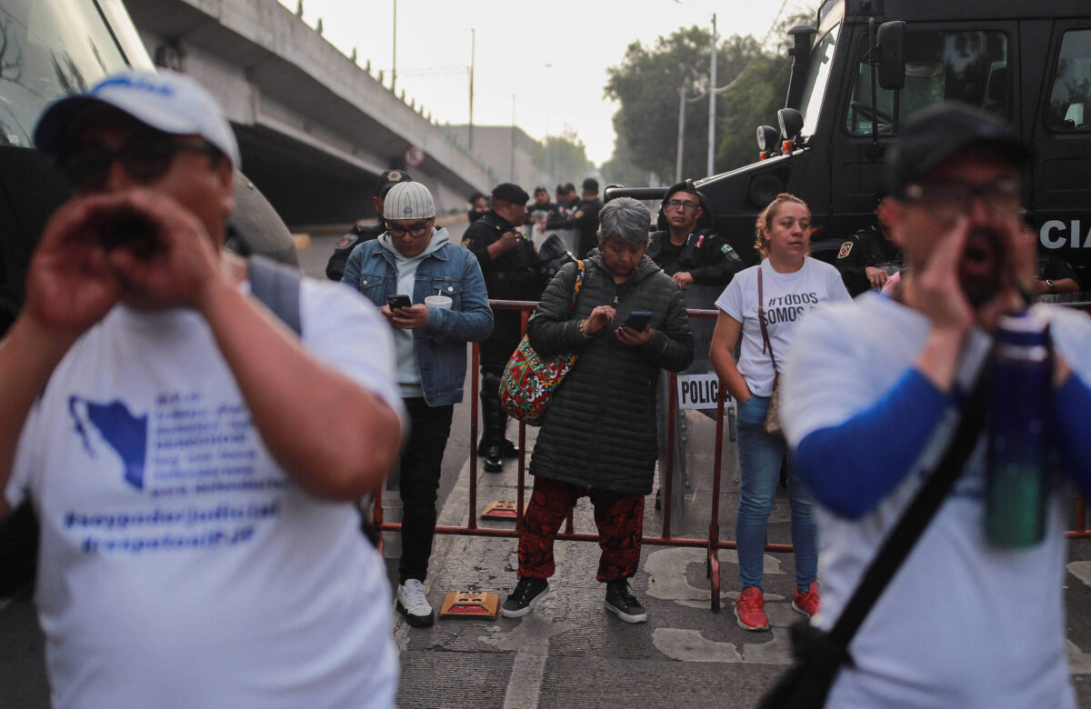 Manifestantes contrários a proposta de reforma judicial bloqueiam a passagem em direção ao Congresso mexicano, na Cidade do México