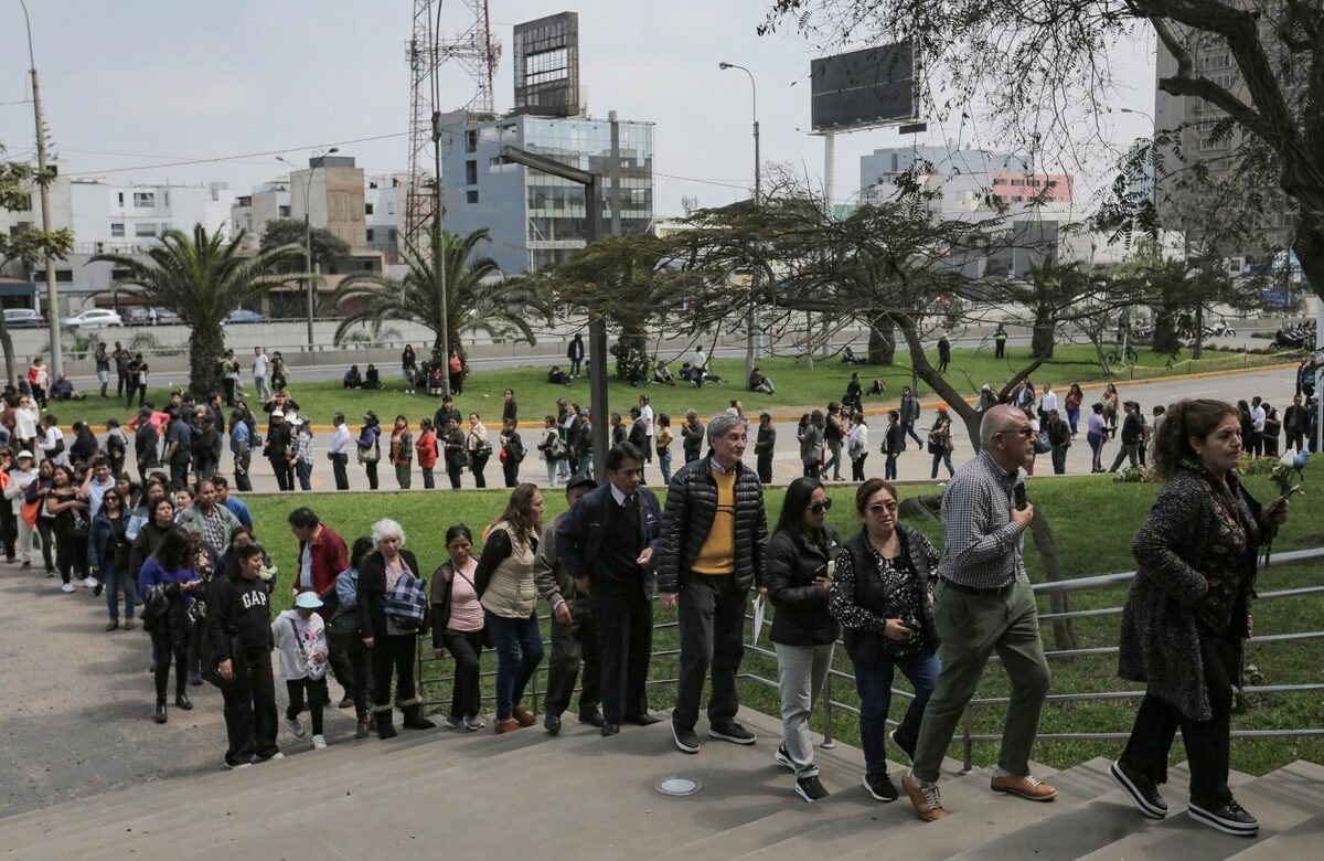 Morte de Fujimori: Peruanos fazem longa fila para se despedir do ex-presidente; FOTOS | Mundo