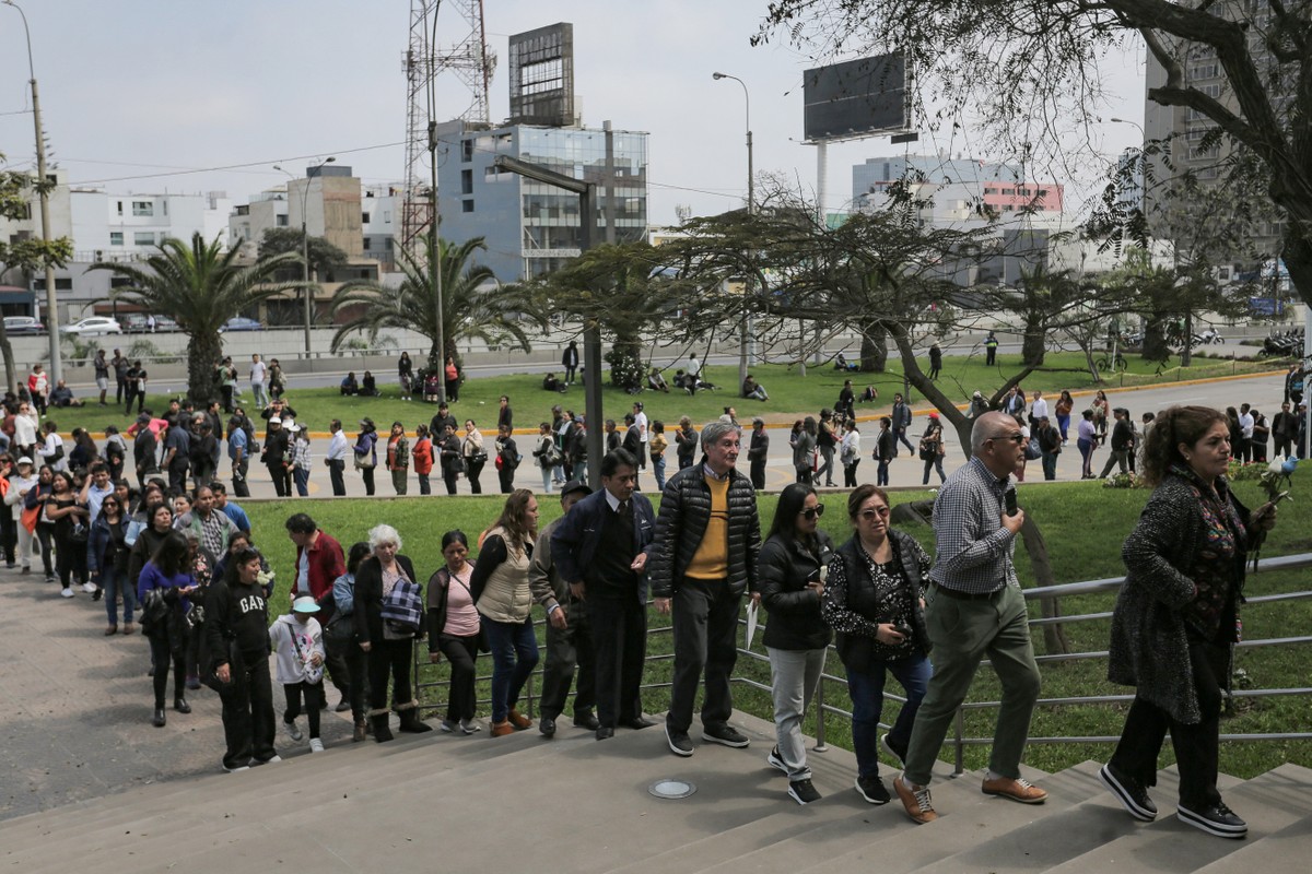 Morte de Fujimori: Peruanos fazem longa fila para se despedir do ex-presidente; FOTOS | Mundo