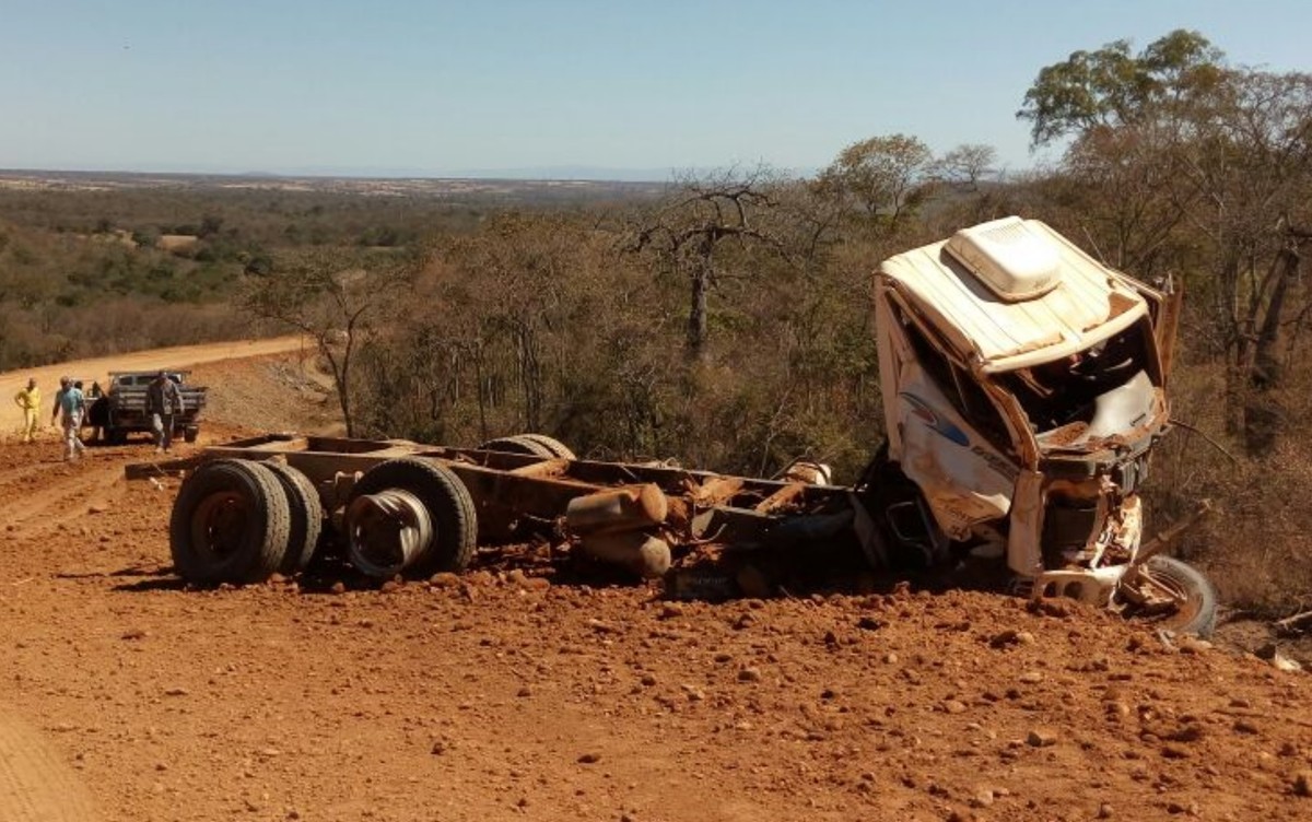 Motorista morre após ser arremessado de caminhão enquanto trabalhava em obra na GO-453