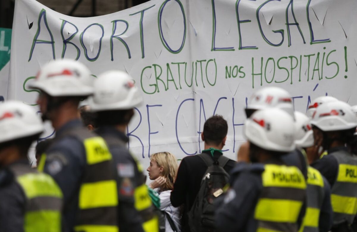 Mulheres fazem ato no Masp no Dia de Luta pela Legalização do Aborto