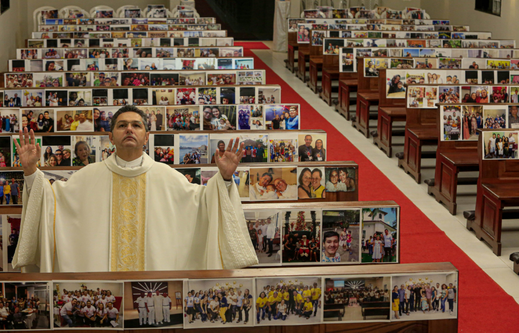 No Pará, padre preenche bancos vazios de igreja com retratos de fiéis