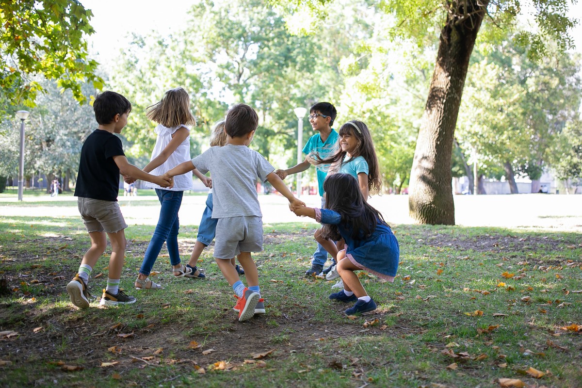 Pais podem escolher os amigos dos filhos? Entenda os riscos de interferir nas relações das crianças | Educação