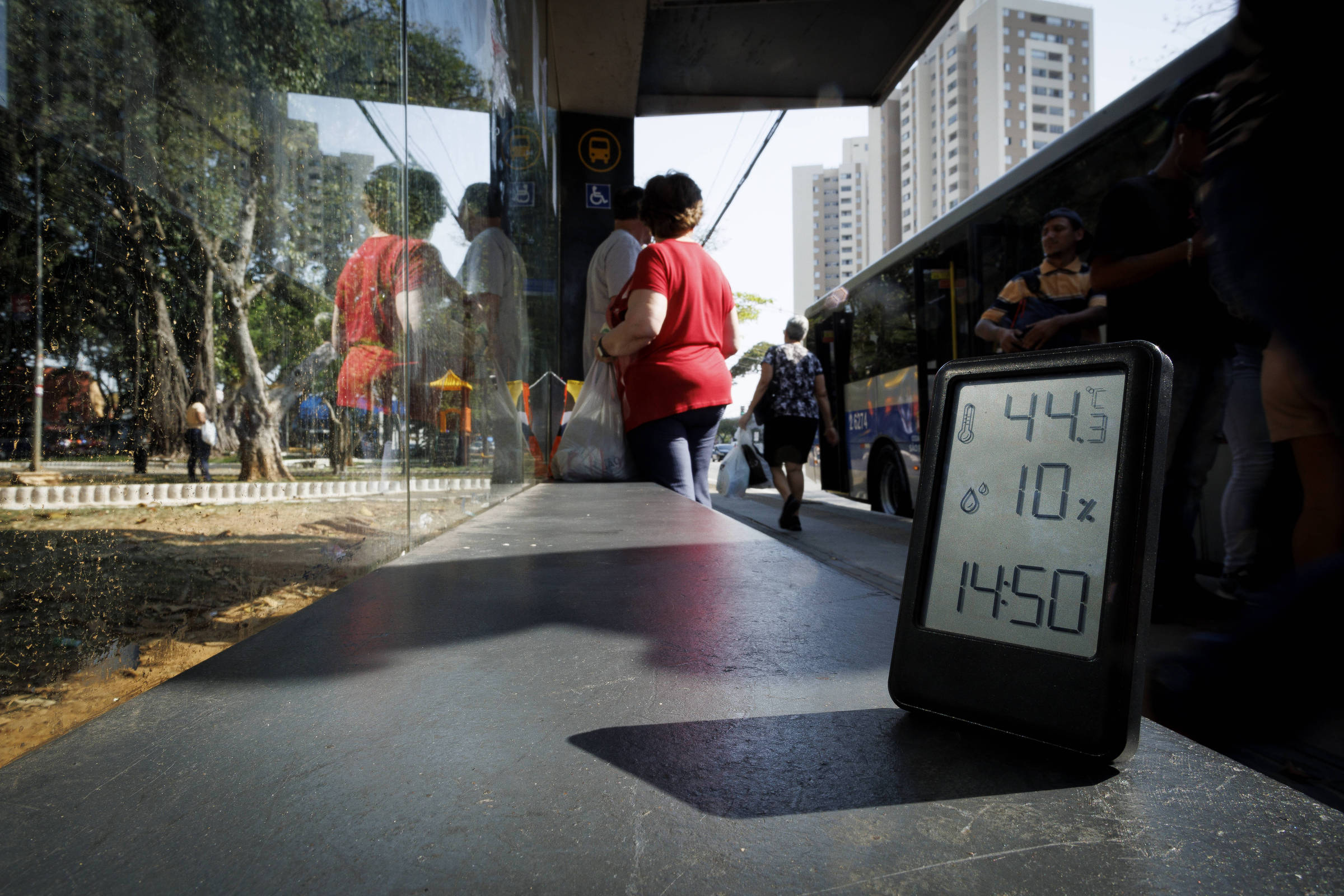 Paulistano encara tempo de Saara e torra esperando ônibus – 12/09/2024 – Cotidiano