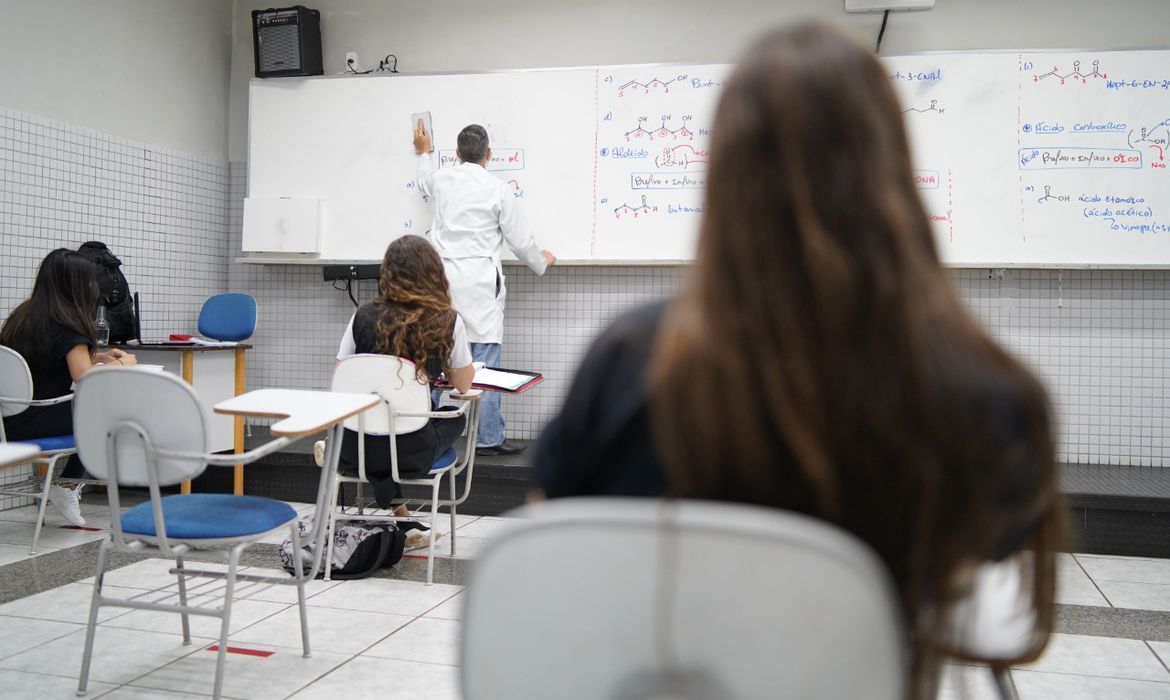 Proibir celular na escola é respeito ao professor, diz secretário de Educação do RJ à CNN