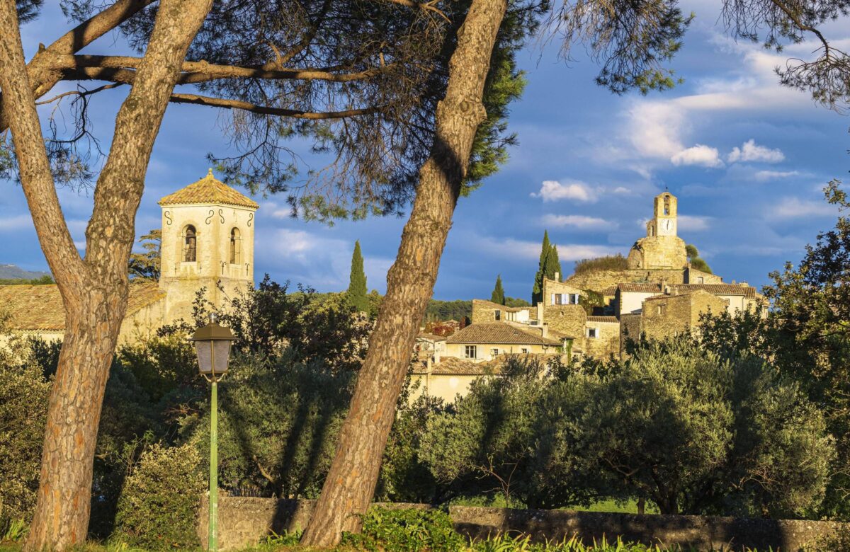 Horizonte de Lourmarin, cidade medieval na região do maciço de Luberon, na Provença