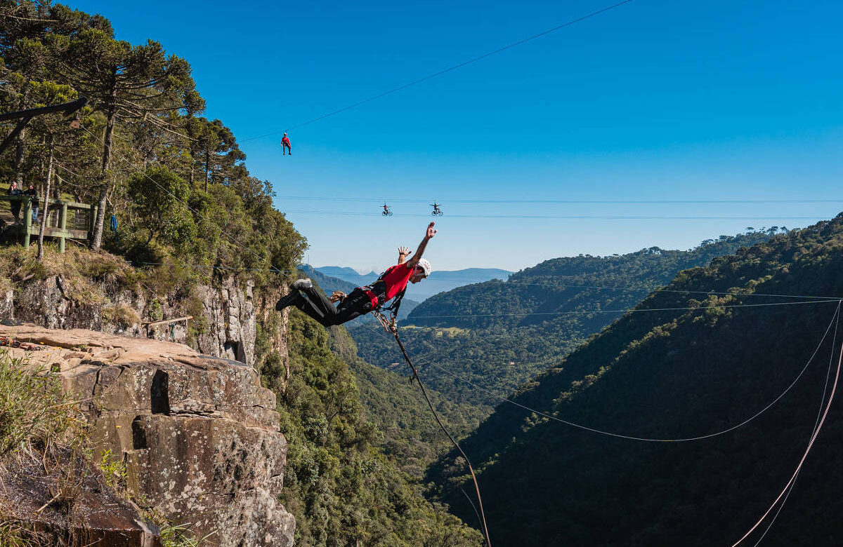 Na serra catarinense, aventureiros praticam salto com pêndulo, tirolesa e tirolesa com bicicleta