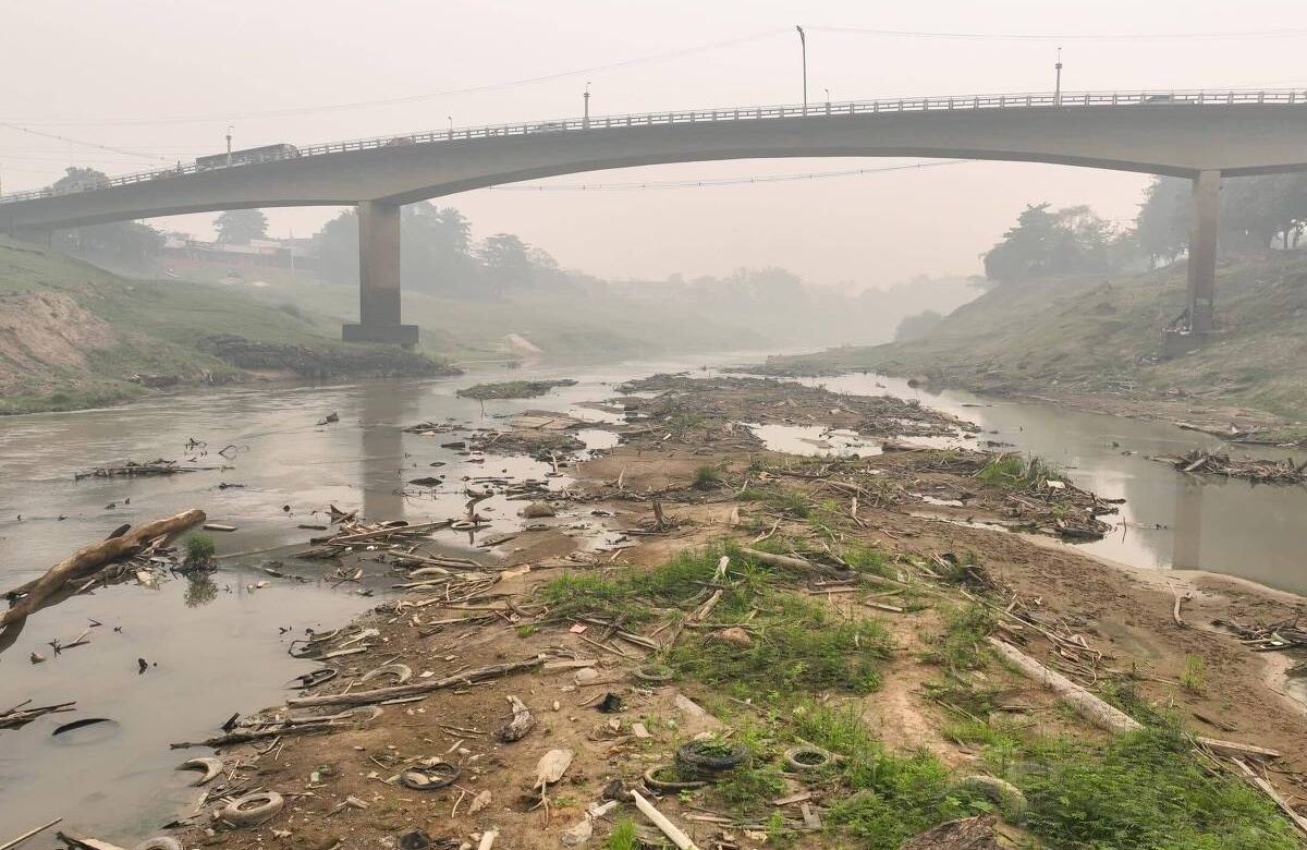 Imagem mostra o rio Acre com nível baixo, de apenas 1,23 metro