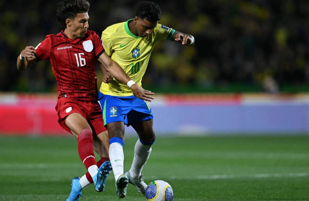 Rodrygo sofre com a marcação de Jeremy Sarmiento durante partida contra o Equador