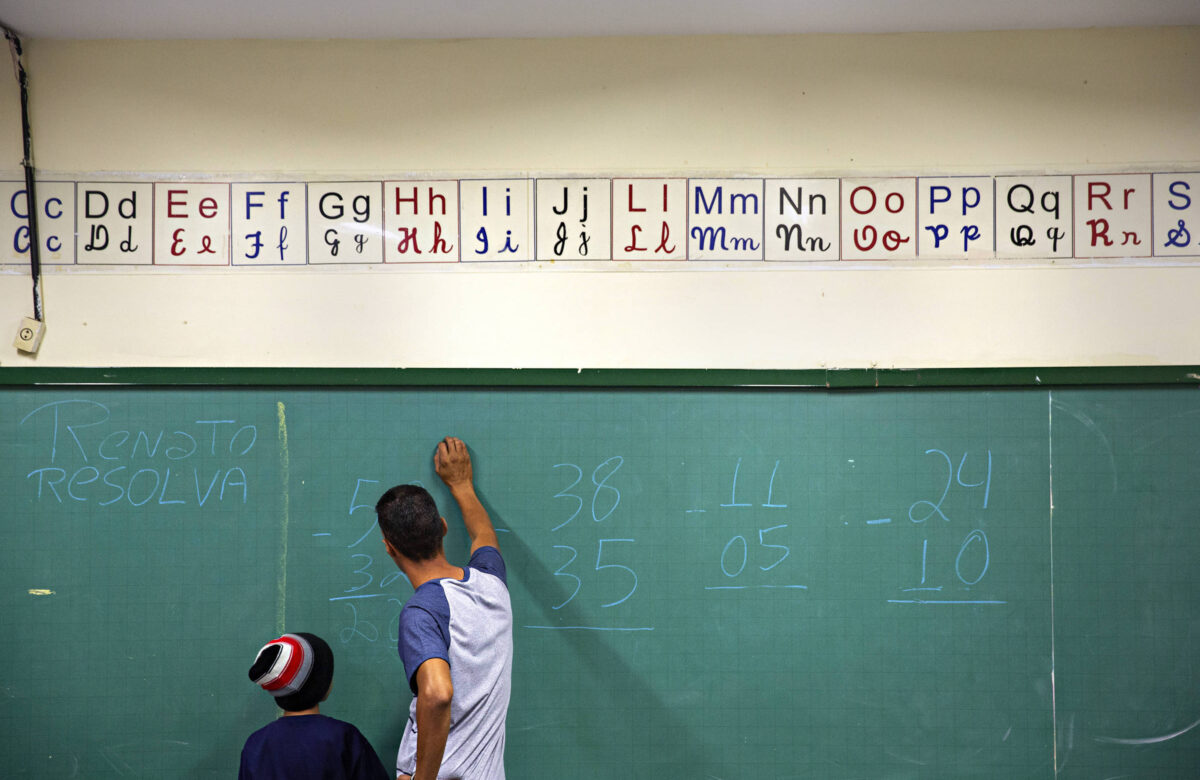 Salário dos professores no Brasil é metade da OCDE - 10/09/2024 - Educação