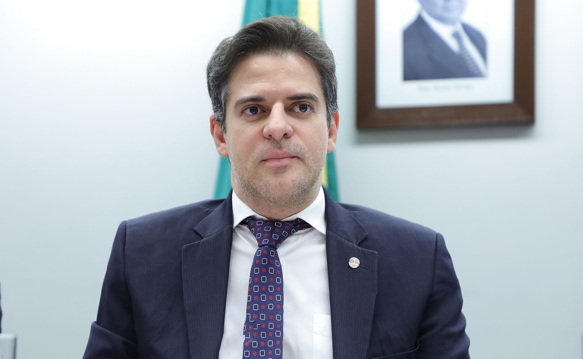 TSE multa deputado federal em R$ 24 mil por derramar santinhos antes de eleição