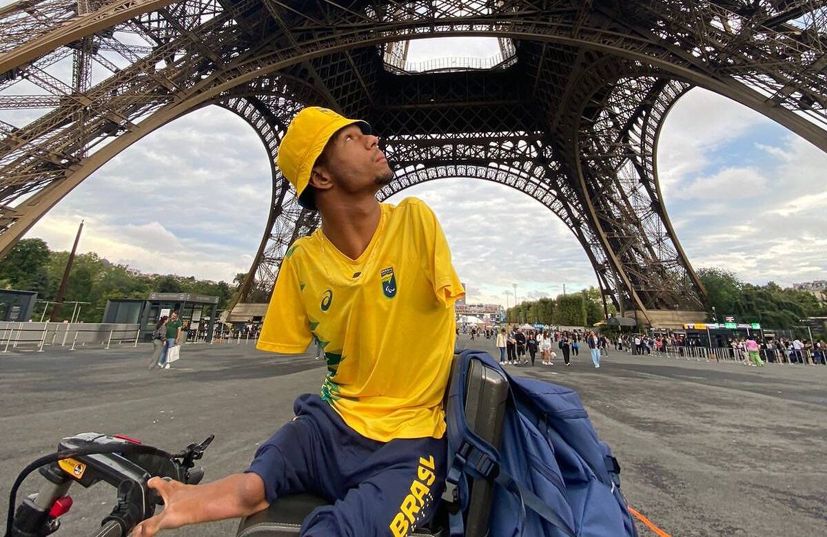 Gabrielzinho vista a Torre Eiffel depois de conquistar três ouros em Paris