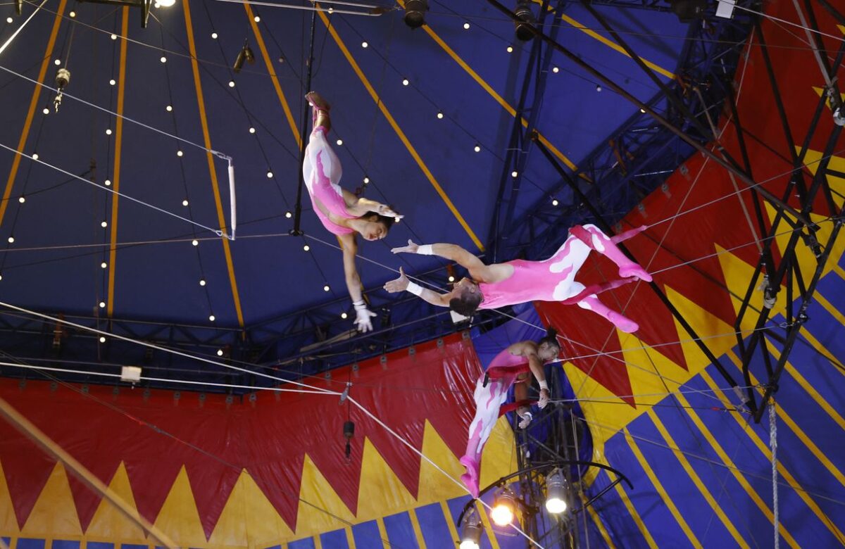 Tupinambás e artistas circenses fazem ritual de troca de saberes no RJ