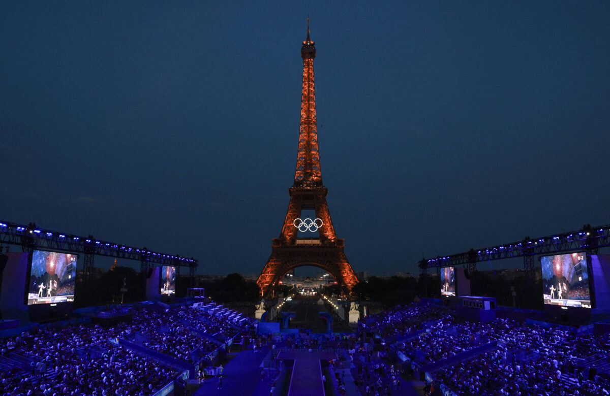 A Torre Eiffel com os anéis olímpicos