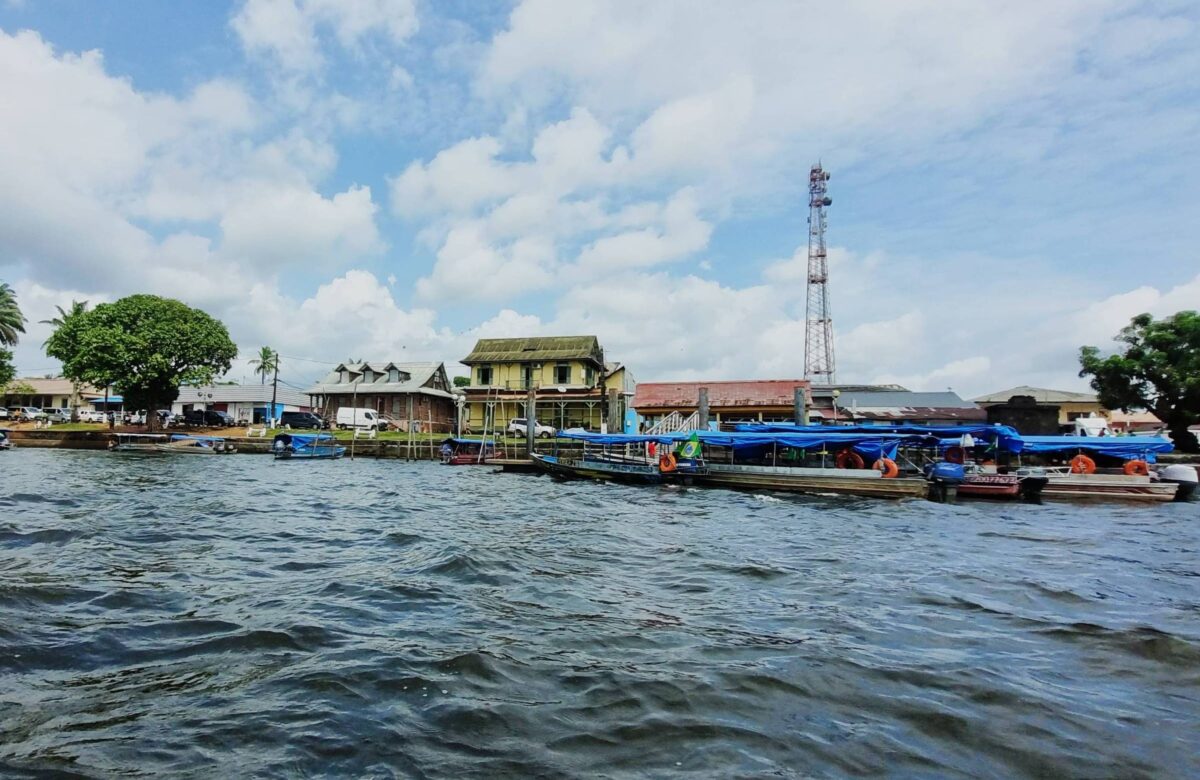 Rio margeia cidade da Guiana Francesa