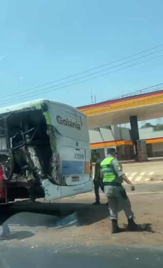 colisão de ônibus e caminhão deixa feridos