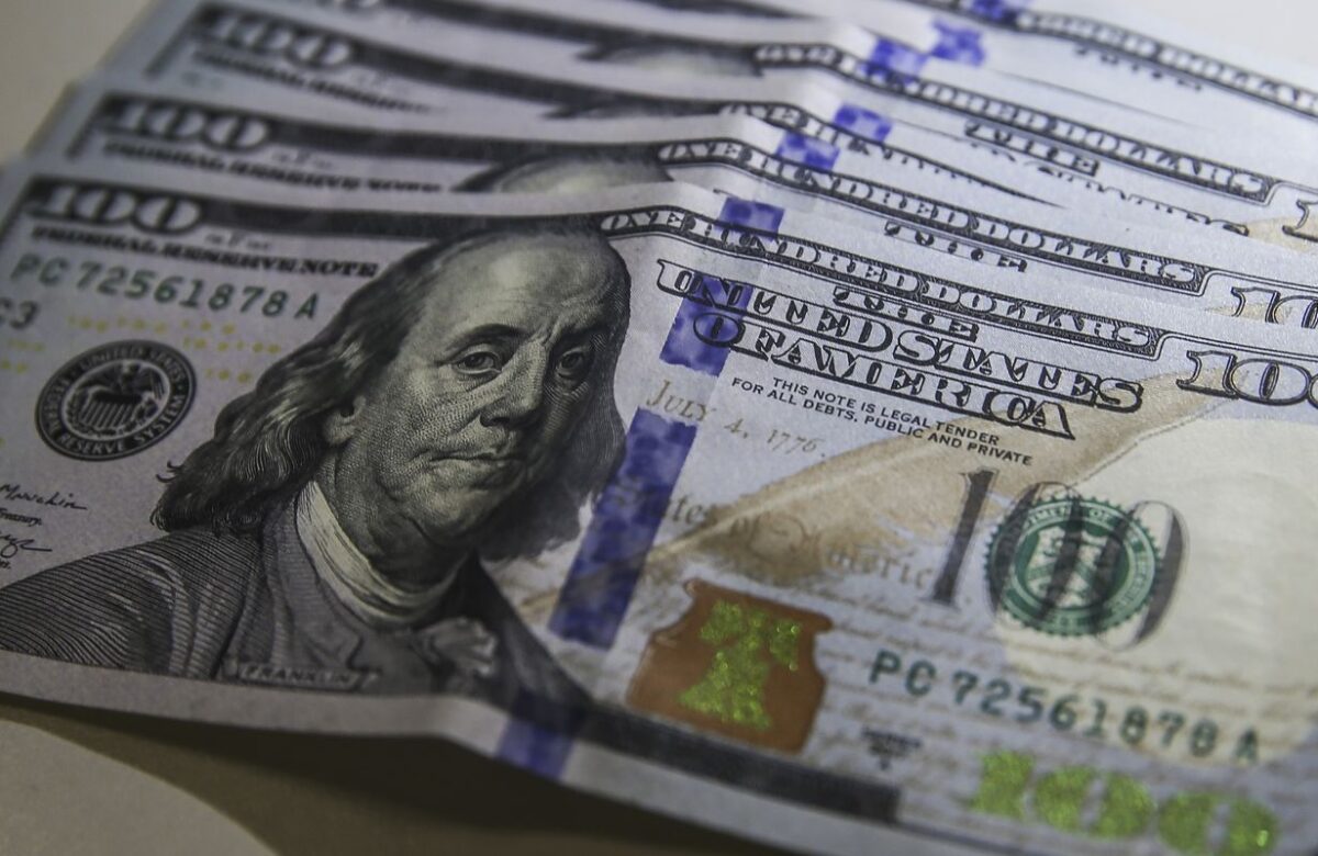 Dólar fecha praticamente estável mesmo com inflação nos EUA